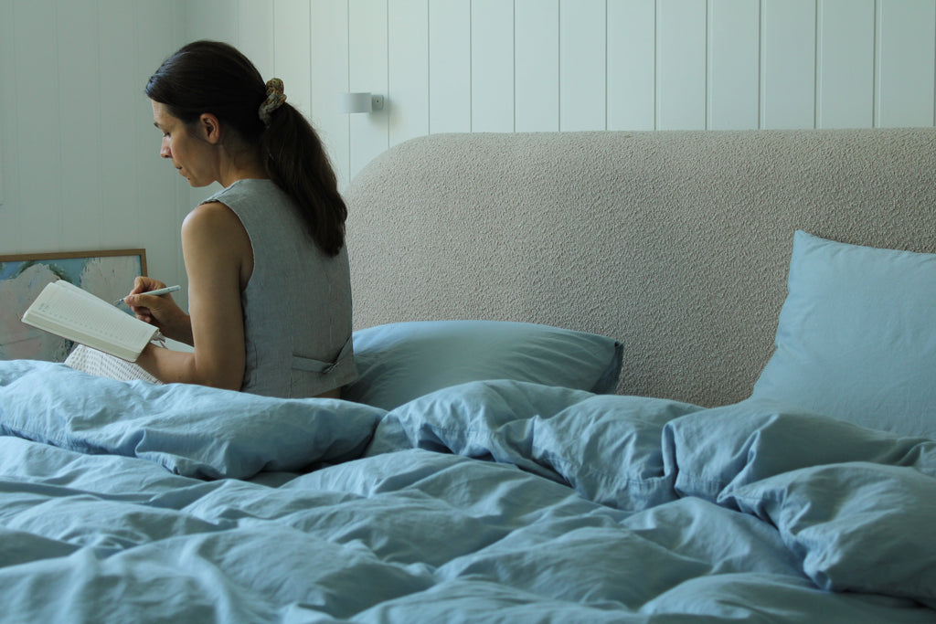 Redt seng med sengetøj i Morning Blue