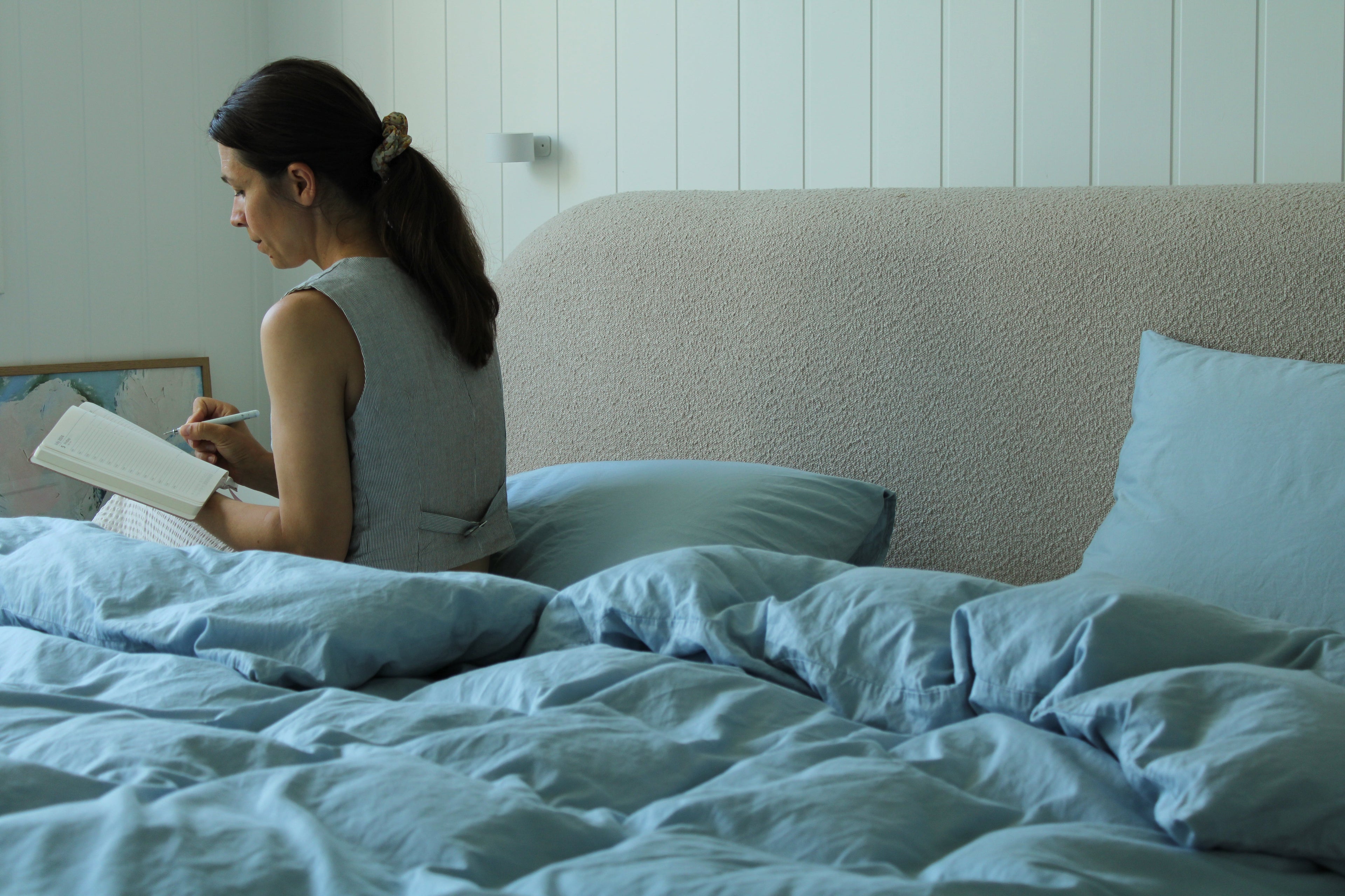 Redt seng med sengetøj i Morning Blue